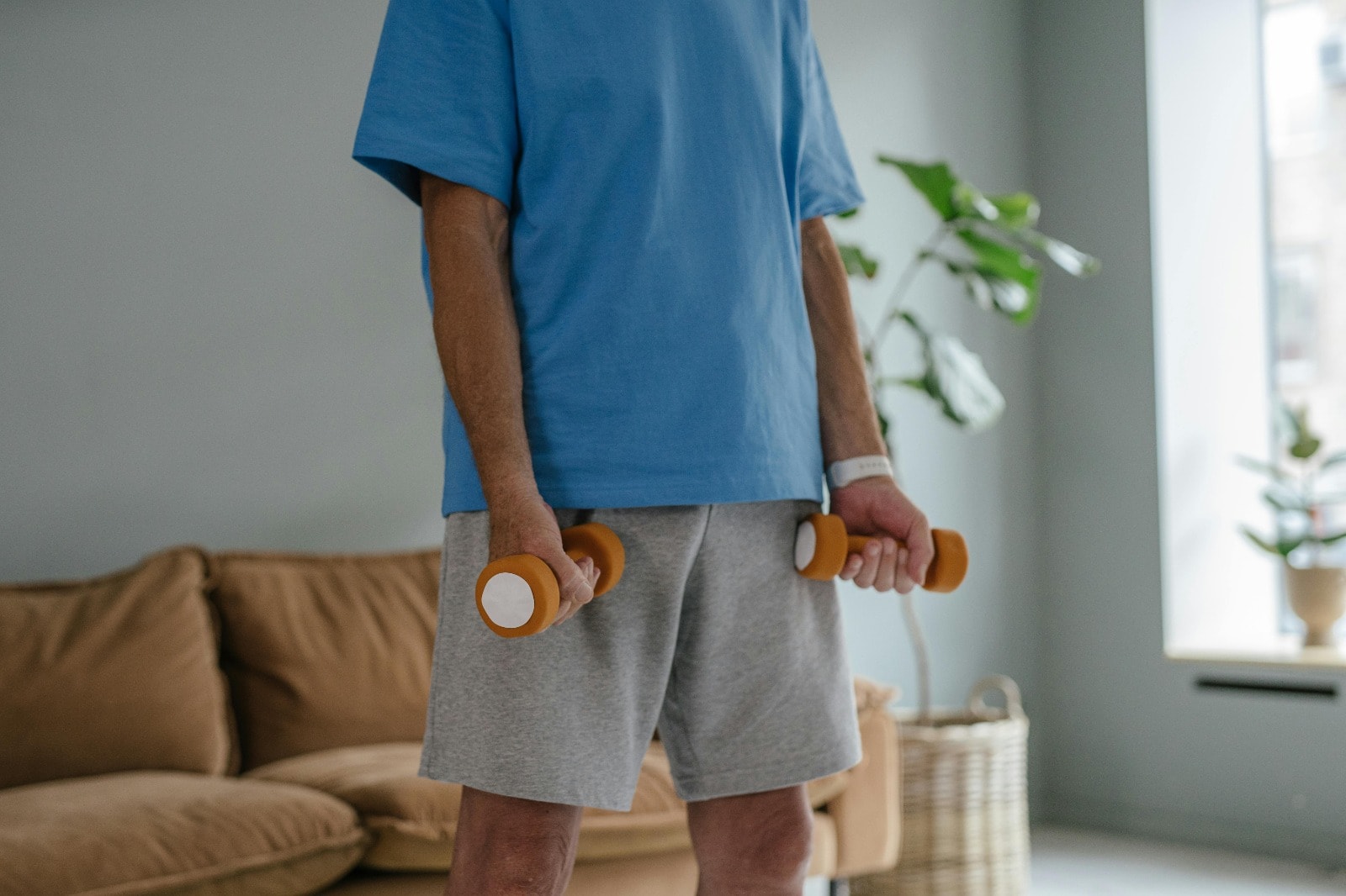 Ședință de recuperare medicală personalizată cu echipament profesional la domiciliul pacientului